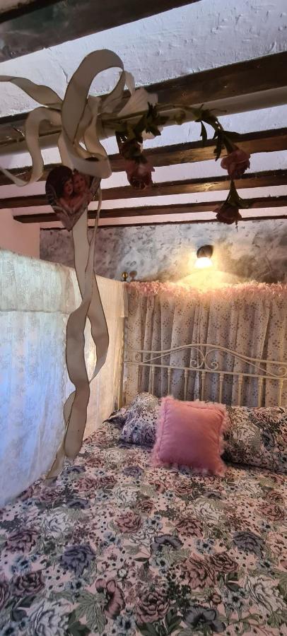 Room In Lodge - Romantic Christmas In A Beautiful Rural House Ideal For A Romantic Getaway Valeria Exterior photo